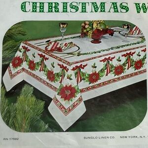 NIP Vintage Holiday Wreath Tablecloth in Red and Green